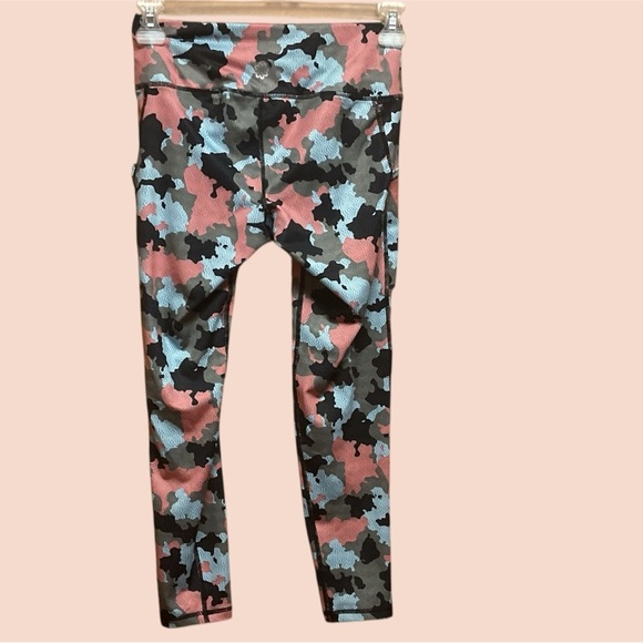 NWOT PRO PLAYER WOMENS CAPRIS ATHLETIC PANTS SIZE SMALL - Picture 2 of 3